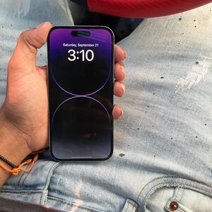 PURPLE IPHONE 14 PRO. 256gb.   Slight cracked